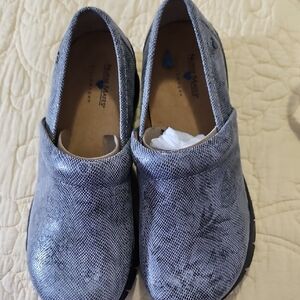 Nurse Mates Women's Blue Patterned Clogs